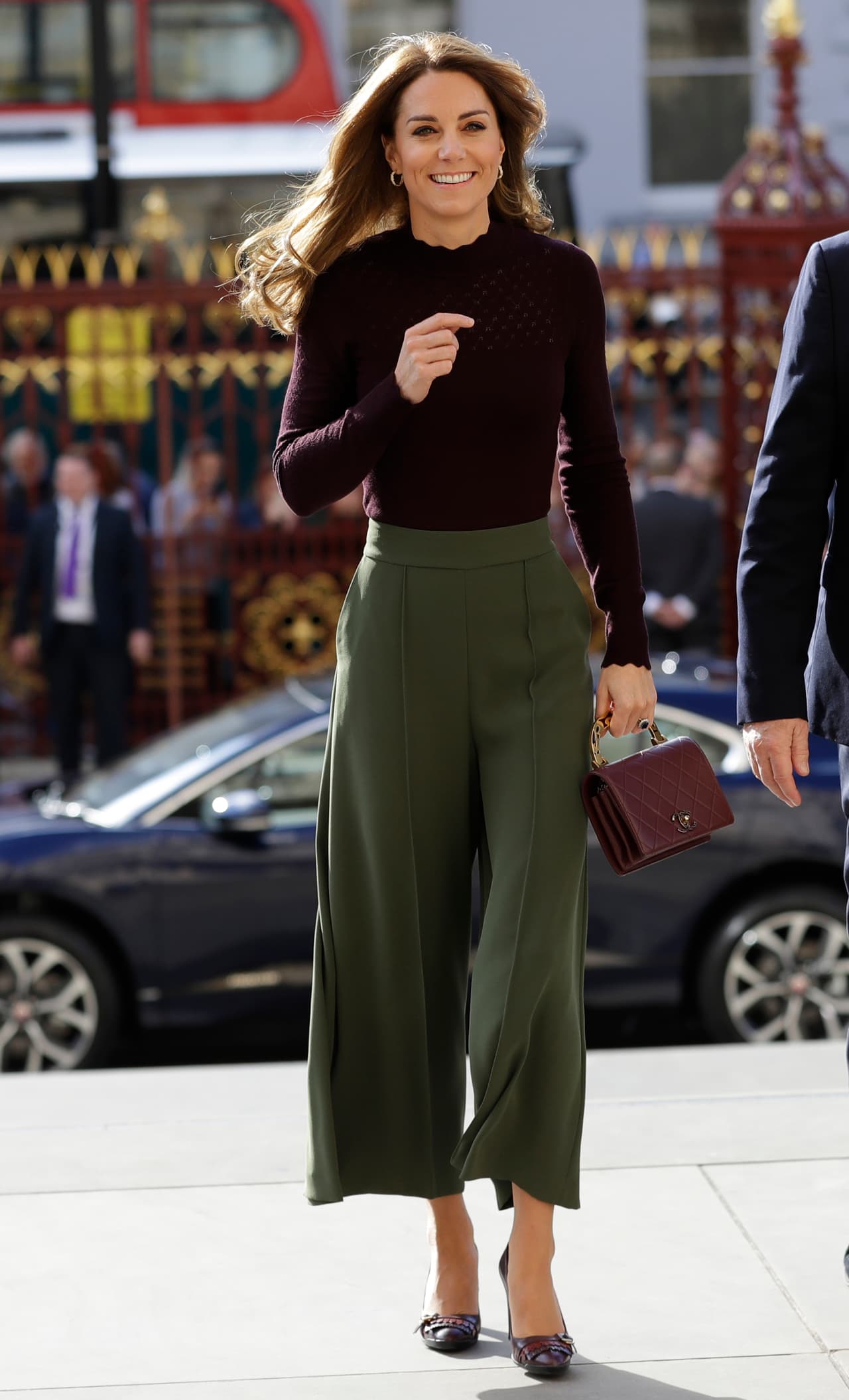 Middleton trabajó allí en 2006 como 
<b><a href="https://www.univision.com/estilo-de-vida/moda/si-crees-que-meghan-gasto-mucho-en-sus-looks-para-irlanda-espera-a-ver-lo-que-gasto-kate-en-su-visita-a-paris-fotos" target="_blank">encargada de compras</a></b> de accesorios. El empleo lo consiguió después de contactar personalmente a Belle Robinson, fundadora de la firma y amiga de la familia de la hoy duquesa.
