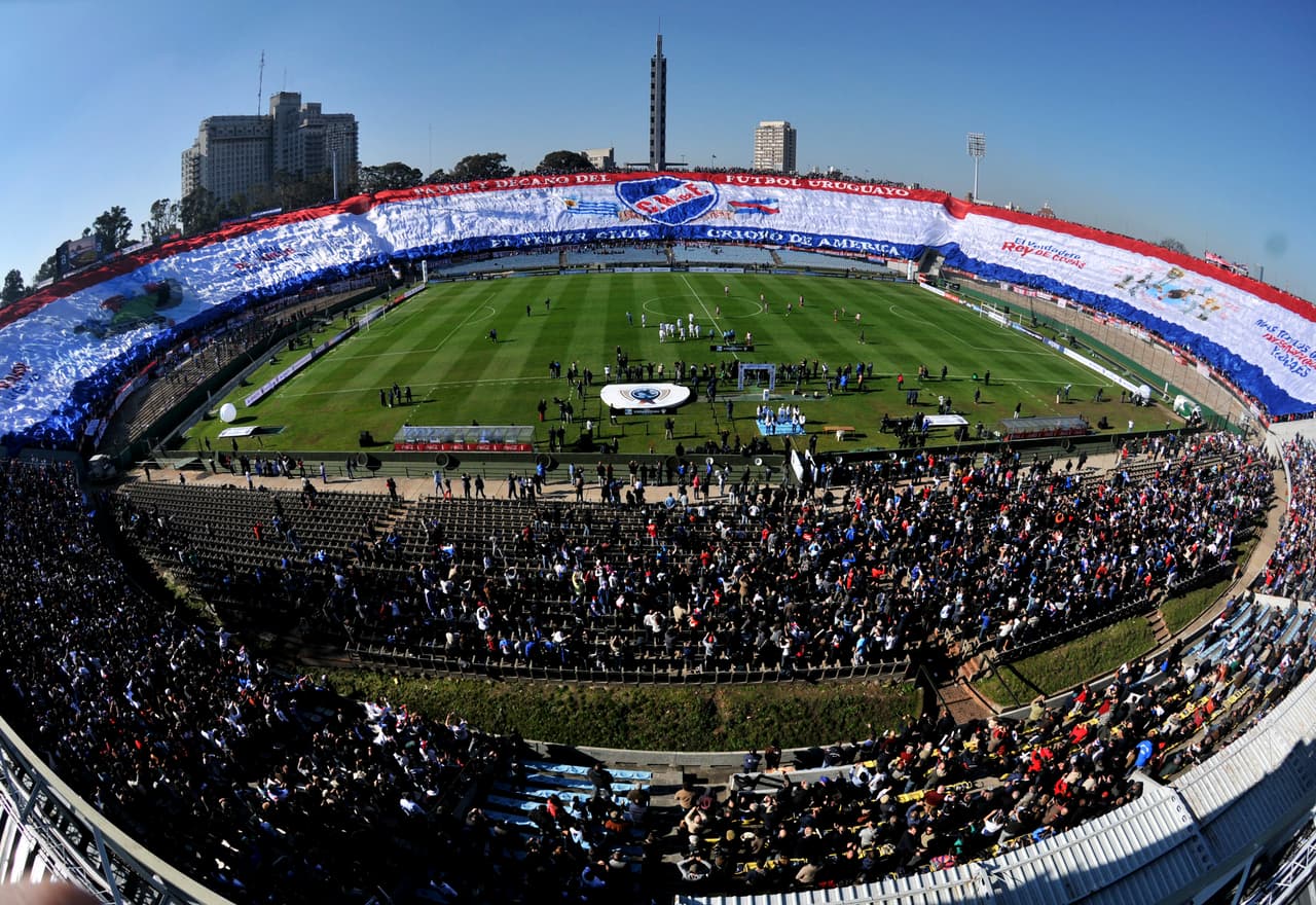 Helo ahí: más de 600 metros de megatrapo extendido en el mítico 'Centenario' de Montevideo.
