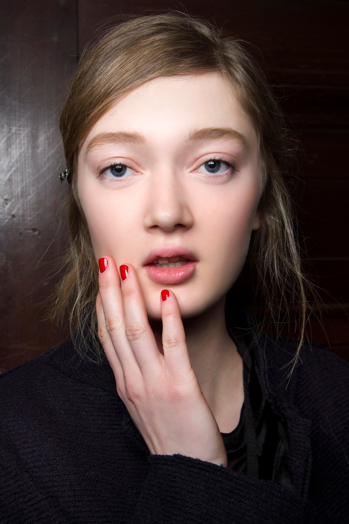 Este llamativo color lo puedes llevar sobre uñas cortas o largas. Cuida mucho que este tono de barniz esté siempre perfecto, si ves que se empieza a perder, retíralo con ayuda de un quita esmalte.
<br>