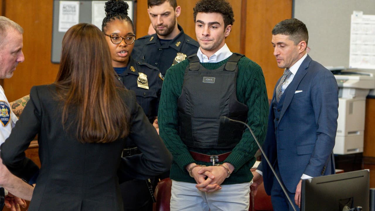 Comparece Luigi Mangione presunto asesino de CEO de UnitedHealthcare en corte de NY