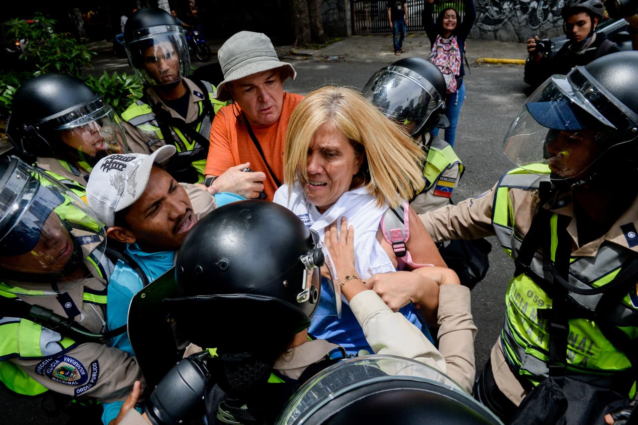 Los efectivos de la Policía Nacional Bolivariana arrestaron y golpearon a algunos manifestantes durante la protesta.