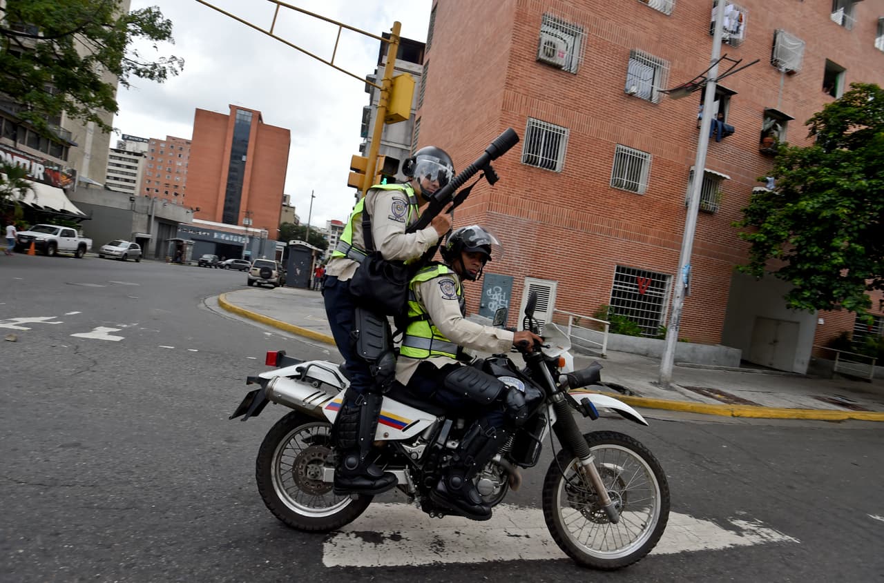 La policía disparó bombas lacrimógenas contra la multitud desde las motocicletas para disolver la protesta.