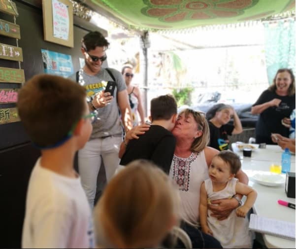 Sebastián tiene una relación muy estrecha con sus padres y a pesar de no vivir en el mismo país, es común que él viaje a España o sus padres a México para visitarlo y pasar un tiempo con su nieto.