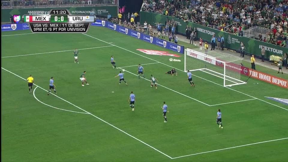 Lucas Torreira despeja el balón y aleja el peligro