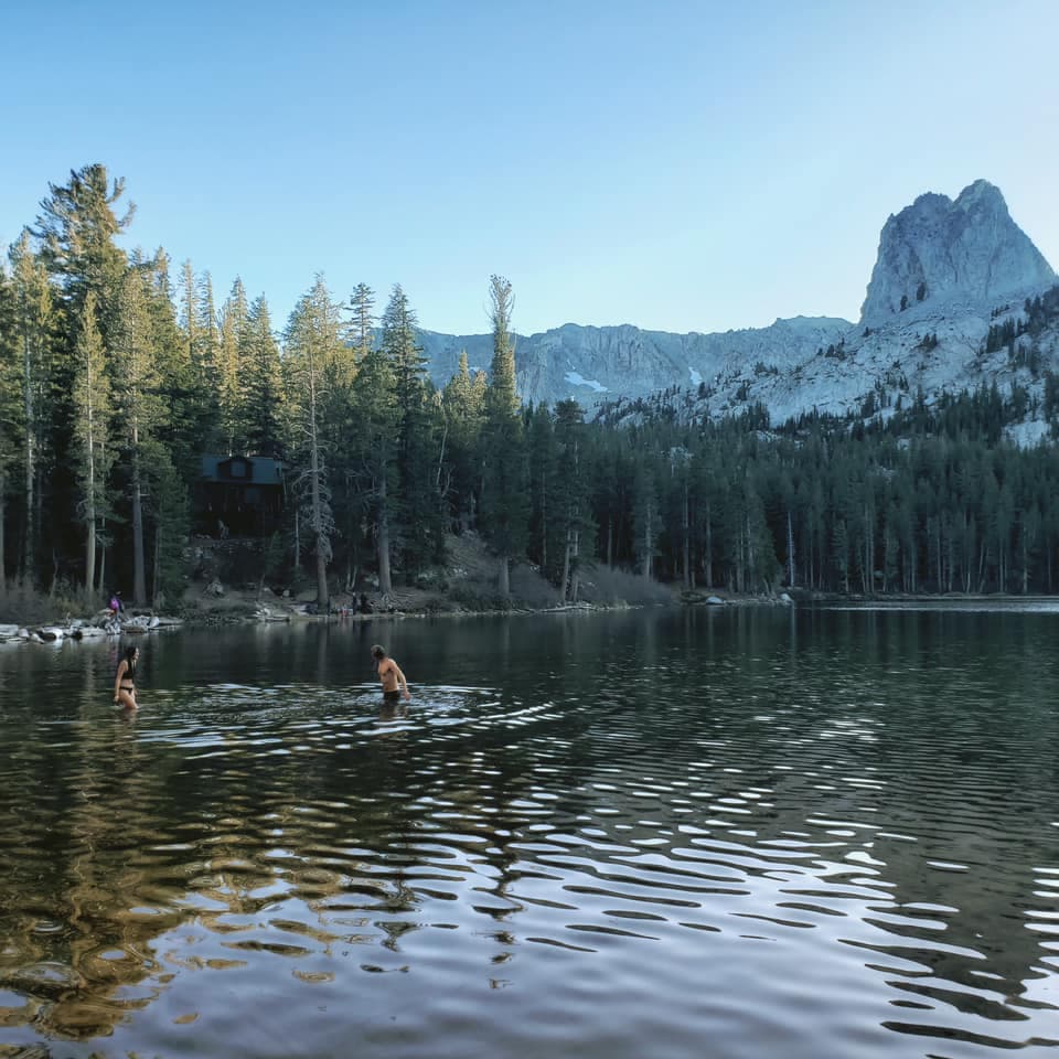 En el condado de 
<b>Mono,</b> el precio promedio de una casa en 
<b>venta es de $697,500 dólares</b>. Esto significa que para adquirir una vivienda se necesitan al menos 
<b>$136,800 de salario y el pago mensual sería de $3,420 dólares.</b>