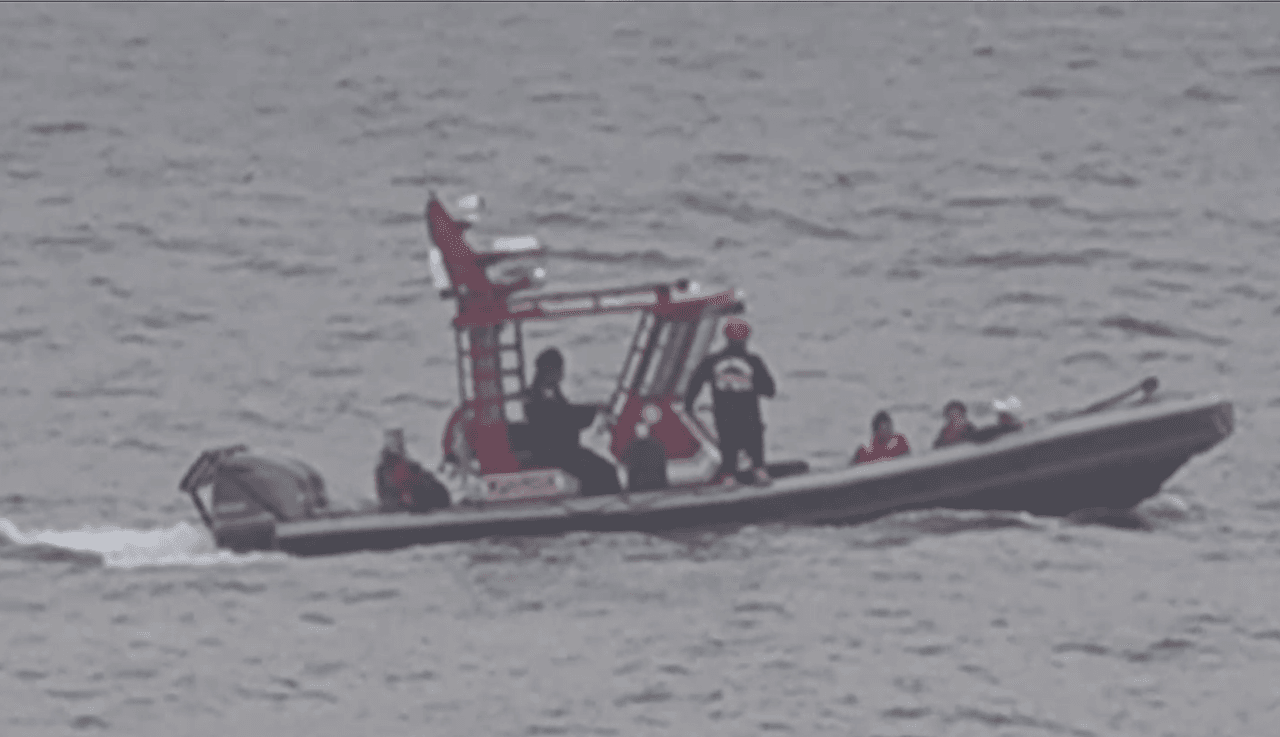 La operación de rescate involucró a varias agencias locales como el Departamento de Bomberos y el Departamento de Salvavidas, así como a la Patrulla Fronteriza.