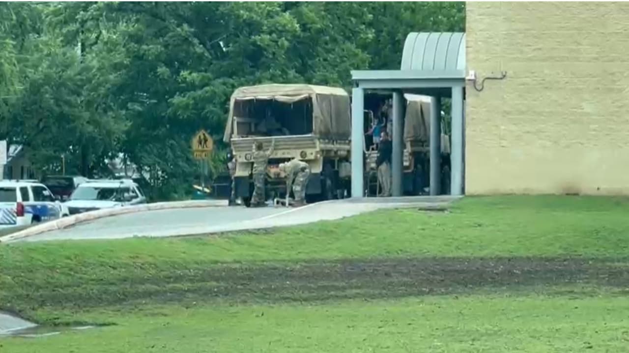 En Boerne, dentro del condado de Kendall, 
<b>residentes cercanos al</b> 
<b>Cibolo Creek</b> fueron llamados a evacuar voluntariamente o prepararse para permanecer refugiados en sus hogares debido al aumento del nivel del agua.
<br>
<br>Algunas personas iban saliendo con mochilas y mascotas mientras las autoridades mantenían presencia en las zonas afectadas y monitoreaban la evolución de las inundaciones.
