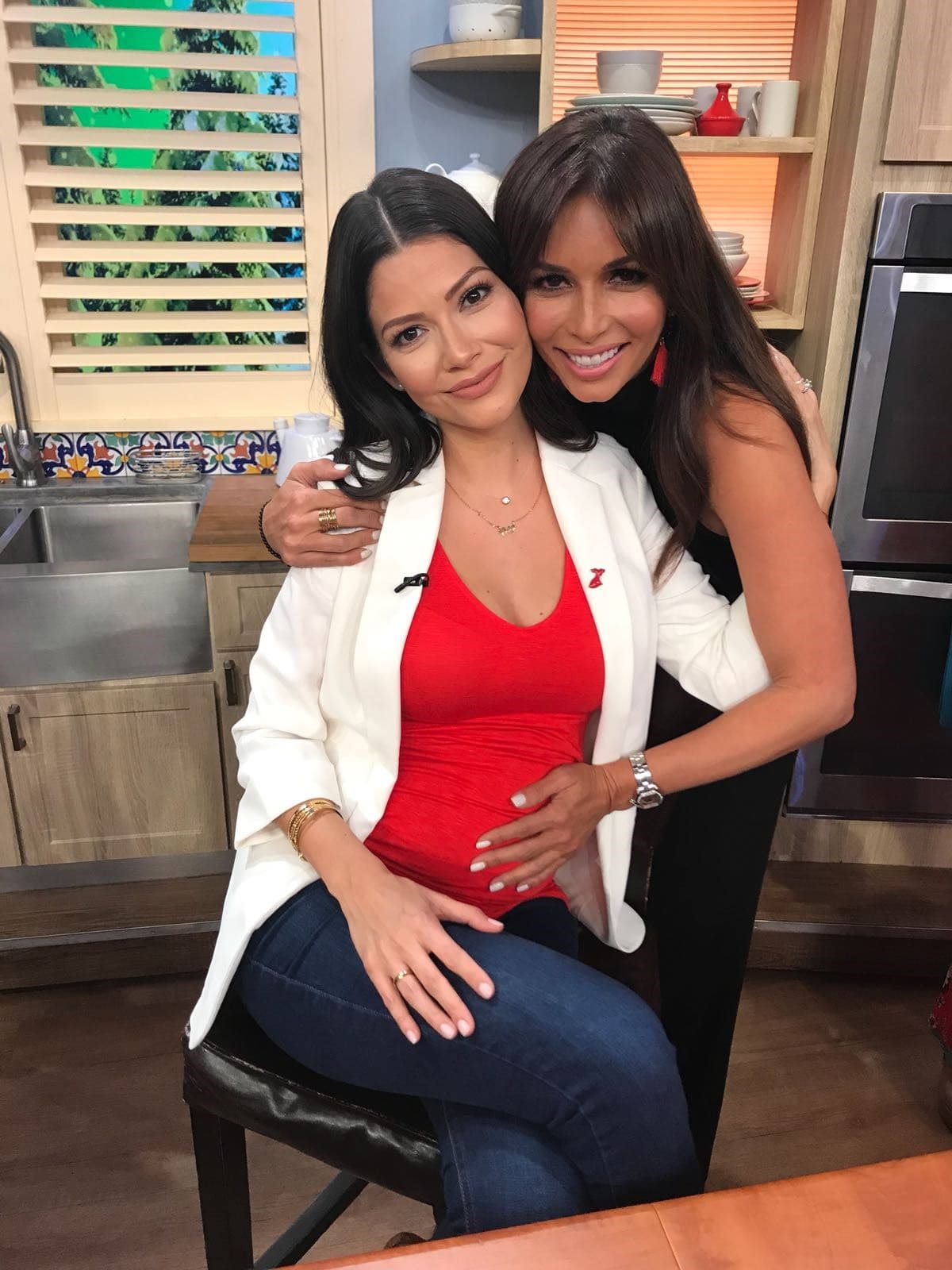 Ella aprovechó para saludar a Ana Patricia, y darle unos cariñitos al bebé que viene en camino.