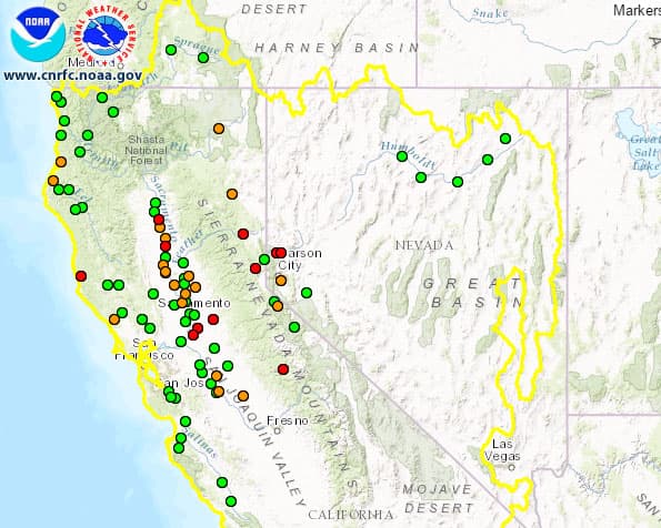 Imagen de los ríos en California y Nevada. Los puntos rojos destacan los ríos que superan los límites de desbordamiento.