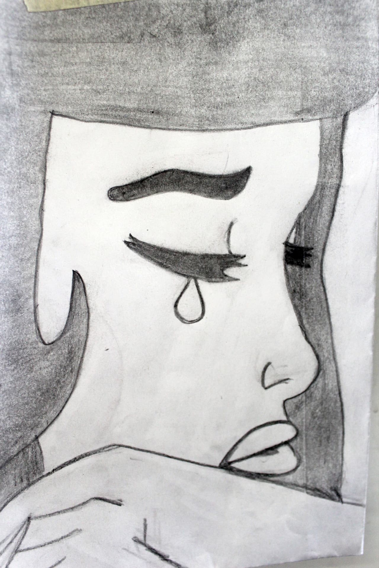 <b>Una mujer llorando.</b> Según el CICR, estos trabajos artísticos funcionan como herramientas para contrarrestar las difíciles circunstancias de violencia a las que se enfrenta toda una comunidad y ayudan a reducir los niveles de angustia.