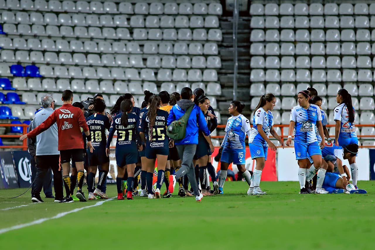 Hasta que no pudieron contenerse más y las jugadoras comenzaron a forcejear y a tener una acalorada discusión y empujones, que derivó en sanciones para ambos equipos.
