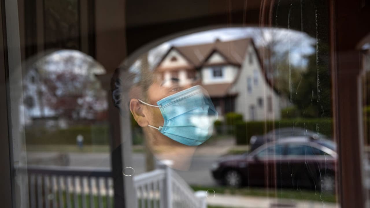 Se espera que la nueva medida restrictiva permanezca por tres semanas. Esto se debe a la disminución de la capacidad de las áreas de cuidados intensivos en los hospitales. No se descarta que la orden se extienda si el nivel de disponibilidad en UCI continúa por debajo del 15%. Cabe destacar que el domingo se registraron más de 10,500 casos de contagio en el condado de Los Ángeles.