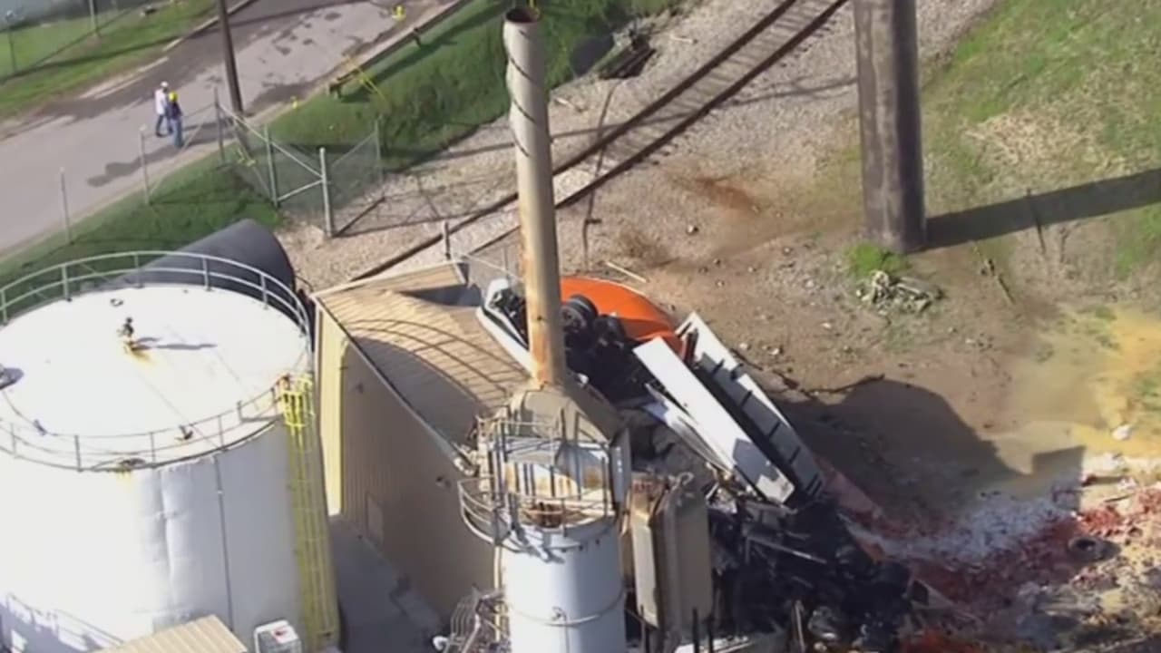 “Estaba hablando, tenía mucho dolor”: conductor de un camión muere en pleno rescate después de caer de un puente