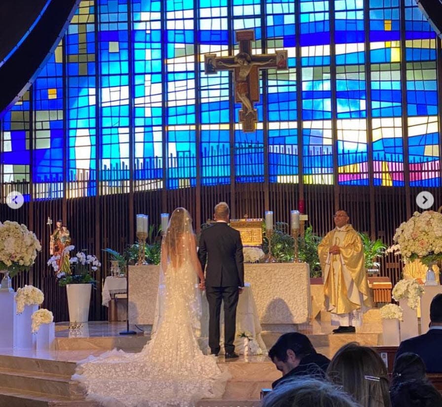 "Lo primero que hice fue buscar el vestido. 
<b><a href="https://peopleenespanol.com/celebridades/boda-de-tanya-charry-fotos-exclusivas/" target="_blank">Empecé a buscarlo en Miami</a></b>. Zoe (la hija de su ahora esposo) me acompañó a buscar el vestido. Cuando fui a Los Ángeles lo busqué ahí; me probaba tres vestidos al día", contó Charry a People en Español.
<br>