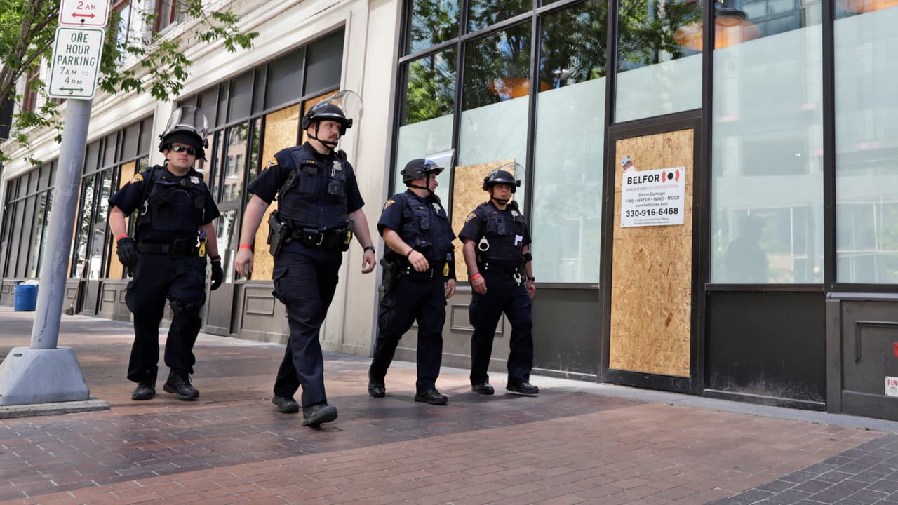 No recibirán multas ni cargos 65 personas que violaron el toque de queda en Sacramento