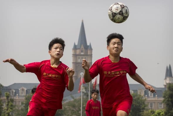 China pone sus esperanzas en estos niños futbolistas que entrenan en la academia de fútbol más grande del mundo.