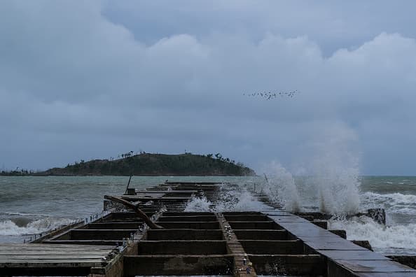 Las olas chocan contra un muelle en la playa del barrio Punta Santiago en Humacao.