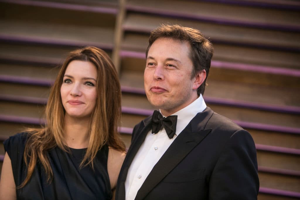Al poco tiempo, Elon Musk inició una relación con 
<b>Talulah Riley</b>, con quien se casó en el 2010 y se divorció en el 2012. Al siguiente año volvieron a darse el “sí, acepto” y se separaron de nuevo (oficialmente) en el 2014.