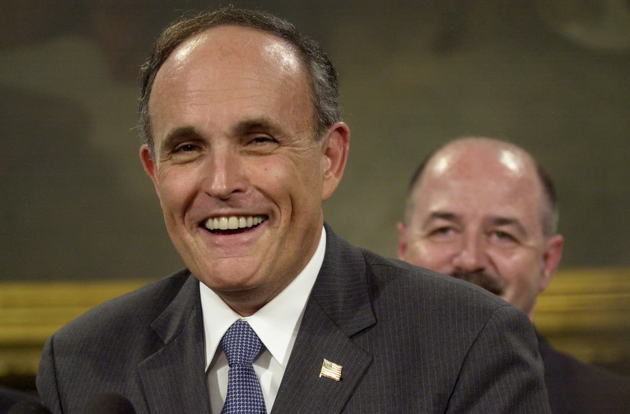 Así fue como las acciones de Rudy Giuliani lo llevaron de ser considerado el "alcalde de América" a ser objeto de constante atención pública y de los medios de comunicación.