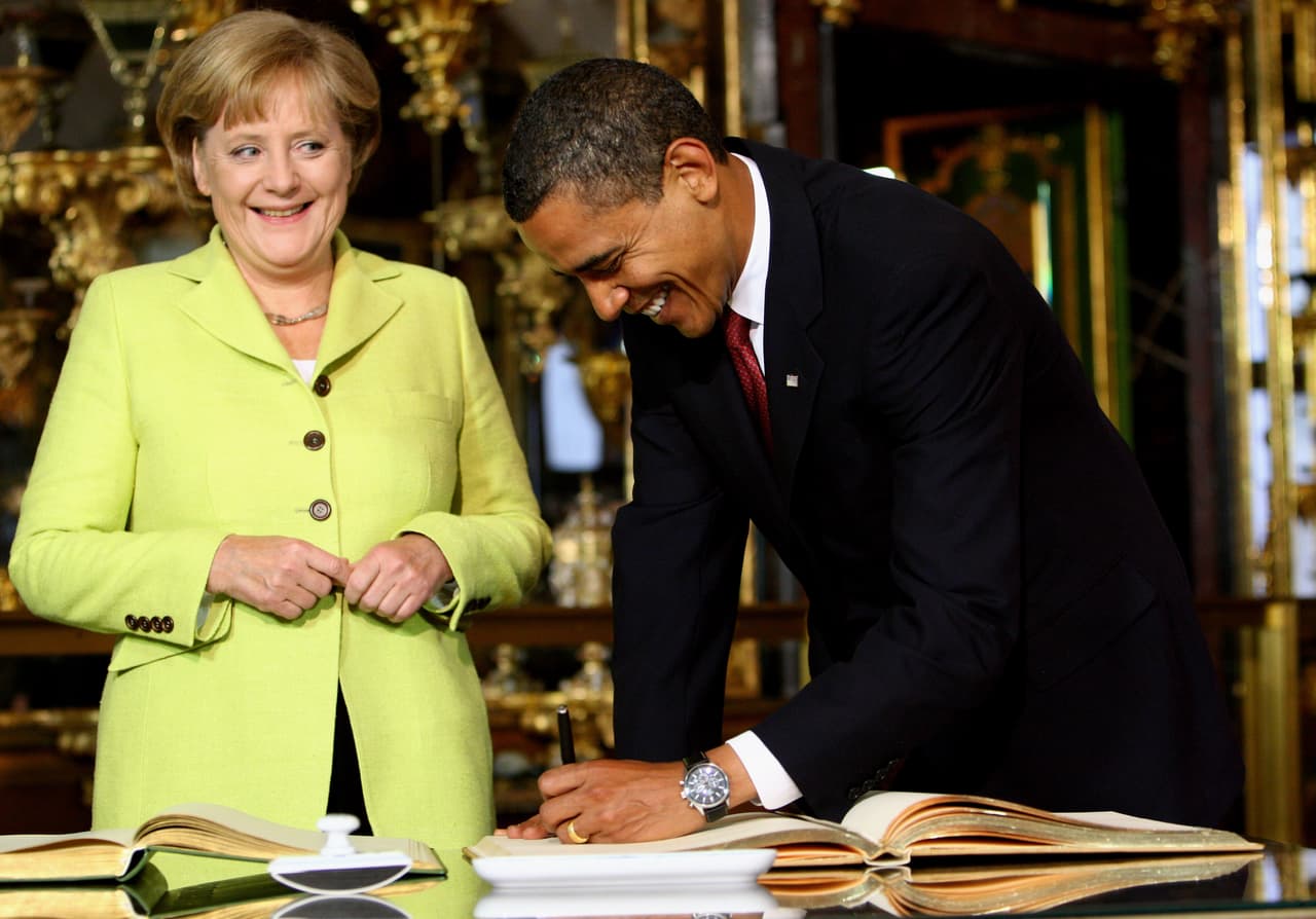 Como candidatos, tanto Clinton como Trump citaron a Merkel como líder que respetaban, pero el presidente electo criticó a la alemana varias veces durante la campaña. En esta foto, Merkel y Obama firman el libro de visitas de la ‘Bóveda Verde’, museo alemán en la ciudad de Dresden, 2009.