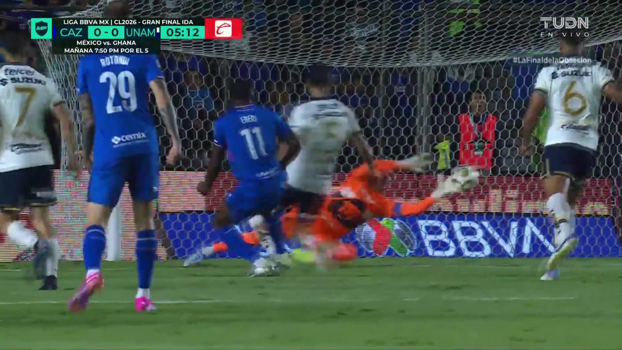 ¡Comienza el show de Keylor, ataja de buena manera el disparo de Ebere!
