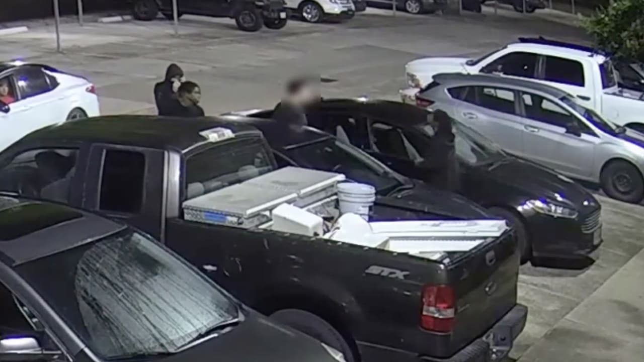 Tres jóvenes golpean, patean, roban y atropellan a un hombre en Houston: todo queda grabado en video