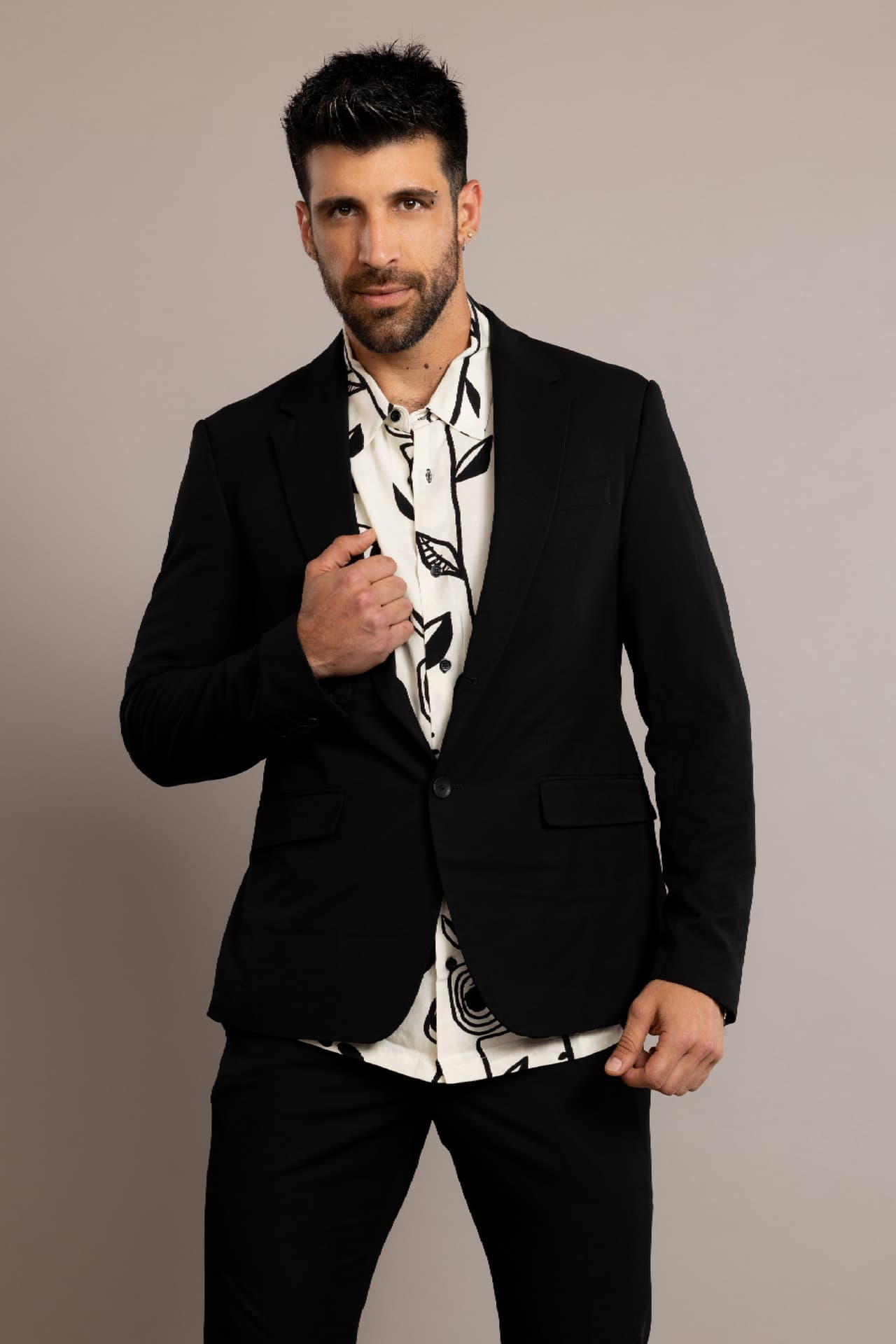 El deporte profesional también llega al hotel de los famosos con 
<b>Silverio Rocchi</b>, exfutbolista portero del Puebla FC, que también participó en Reto 4 Elementos y Guerreros 2020, por lo que su experiencia en las pruebas físicas será muy valiosa para su equipo.