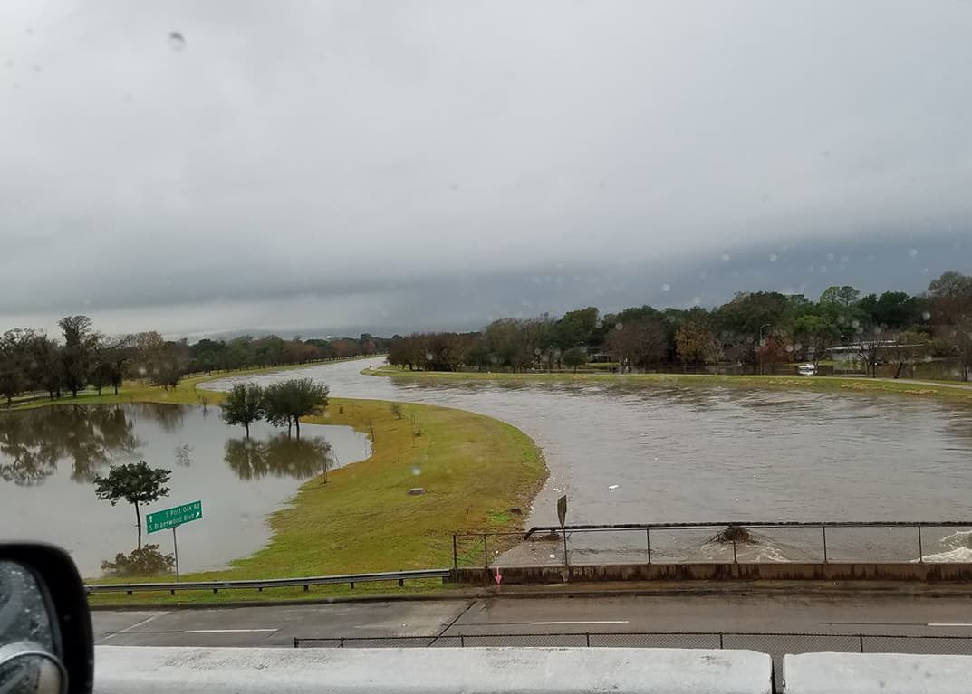 Como ha pasado en repetidas ocasiones, varios arroyos de la ciudad se desbordaron tras las intensas lluvias. (Foto cortesía de CF Lopez, tomada en el periférico 610 y Braeswood Bayou)