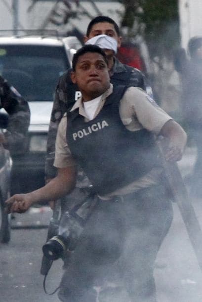 El gobierno adoptó una serie de sanciones contra sospechosos de haber participado y propiciado el alzamiento en el que el presidente Rafael Correa permaneció secuestrado un día y dejó siete muertos y 200 heridos.