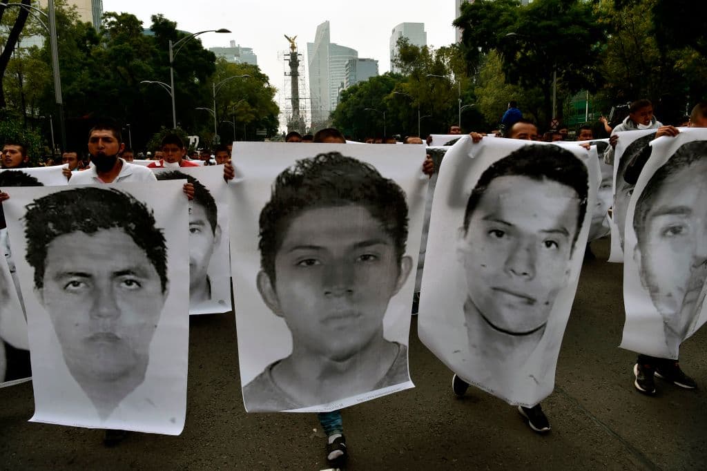 Detienen a 9 policías presuntamente vinculados a la desaparición de los 43 estudiantes de Ayotzinapa