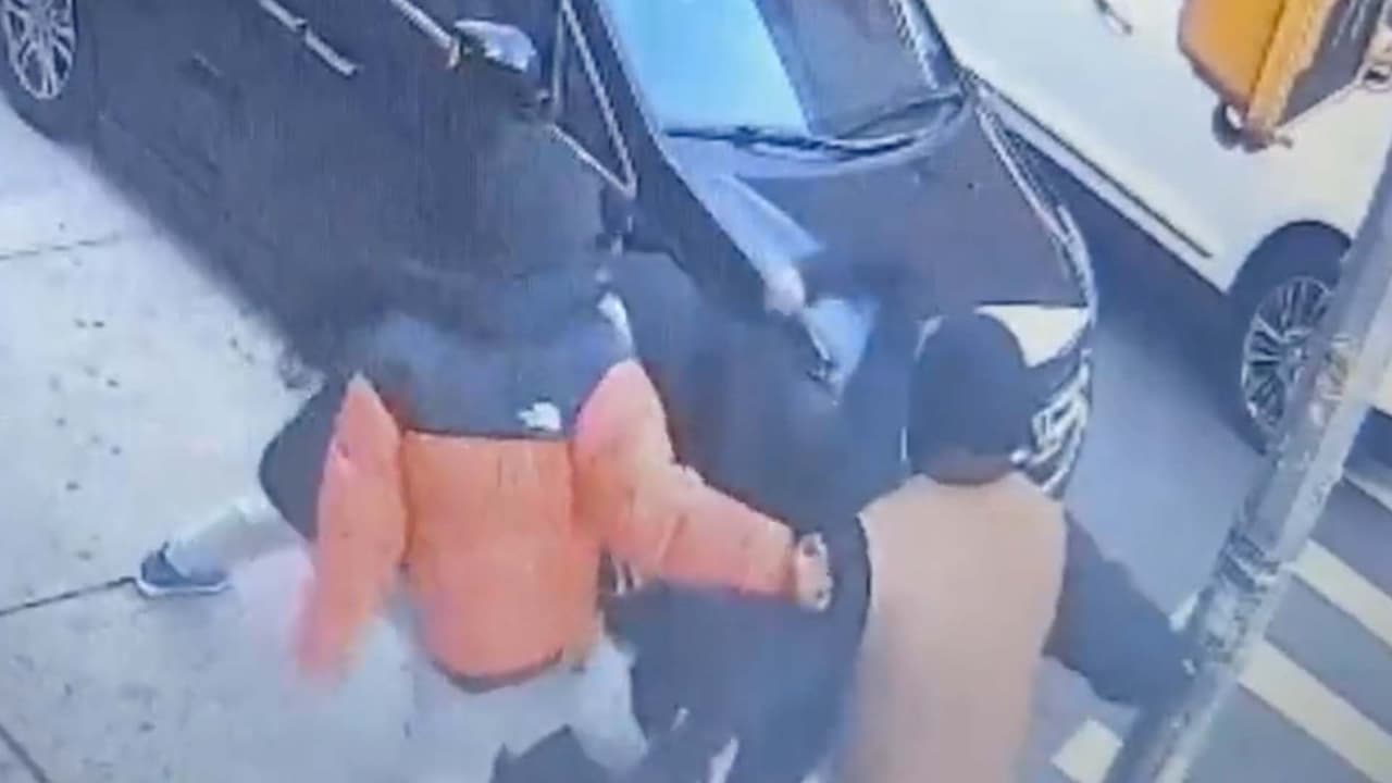 En video: Grupo de al menos 6 personas golpean y roban a adolescente de 14 años en el Bronx