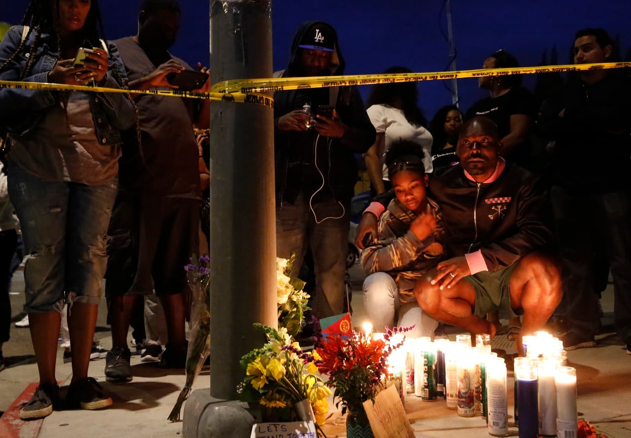 El actor francés-haitiano Jimmy Jean-Louis y su hija Jasmin, de 16 años, se acercaron al sitio donde fue baleado Nipsey Hussle para colocar una ofrenda.