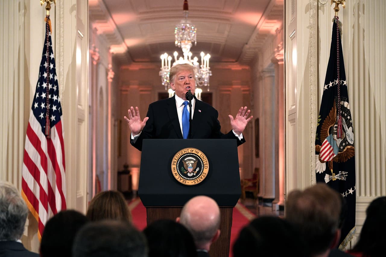 Una insólita amenaza a los demócratas y otros momentos surreales de la rueda de prensa de Trump