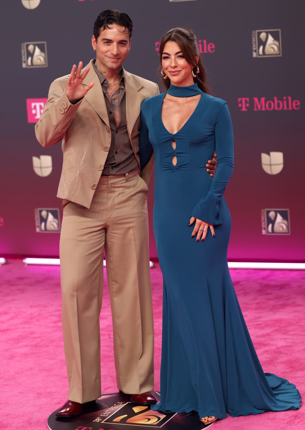 Maluma eligió un traje en color café y llegó acompañado de su pareja Susana Gómez.