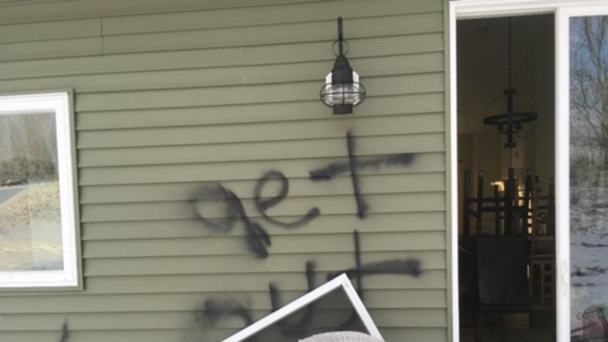 Una familia negra sufrió un incidente de racismo y robo, ambos en su nueva casa, en el bloque 200 de la calle 2nd SW. Al llegar a su hogar, se encontraron con un grafiti donde se leía: Get out - Lárguensen. Cuando entraron a la casa se dieron cuenta que varios juegos electrónicos habían sido robados. Luego de revisar la casa, la familia también encontró una nota en la que se leía 
<b>"La próxima vez habrá fuego"</b>.