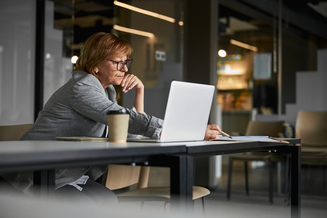 <b>Puesto 12 | Directores ejecutivos</b>
<br>
<br>🔘 Ganan $179,520 al año en este trabajo que requiere usualmente de un grado universitario y unos cinco años de experiencia.
<br>🔘 Para inicios de esta década había en EEUU unos 2.7 millones de altos ejecutivos de empresas. Se espera que su tasa de empleo crezca 8% hacia el 2030, de acuerdo con cifras oficiales.