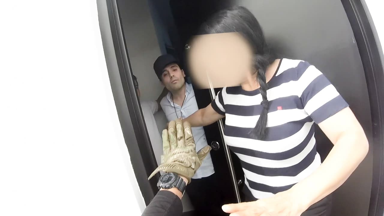 Afuera de la casa de Guzmán López se escuchaban disparos. A las 3:30 pm el hijo de 'El Chapo' salió hacia el garaje de la casa y se entregó a las autoridades.