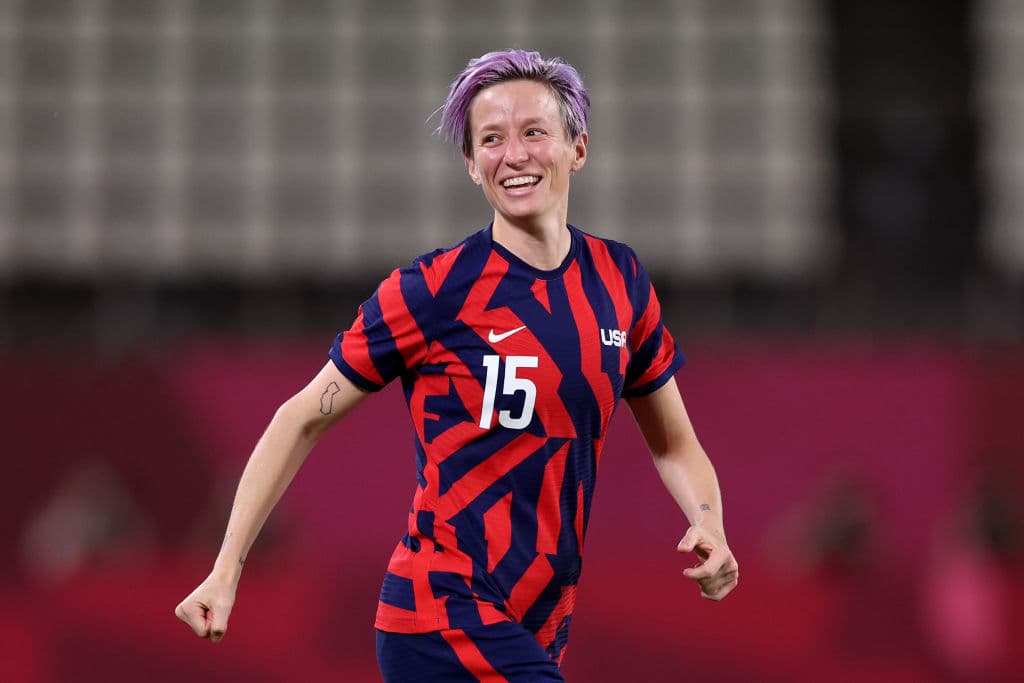 Megan Rapinoe podría apoyar a Kamala Harris en la Convención Nacional Demócrata de 2024 apareciendo como oradora o participando en eventos paralelos para movilizar a votantes jóvenes y progresistas. En el pasado, Rapinoe ha sido defensora de causas progresistas y participó en un evento virtual llamado “White Women Answer the Call 2024” en apoyo a Harris, lo que demuestra su compromiso con la campaña de la vicepresidenta.