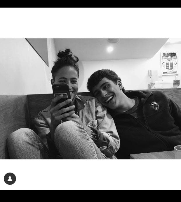 El chico es incluso más alto que su padre, pues 
<b>tiene una estatura de casi 6 pies. </b>
<br>