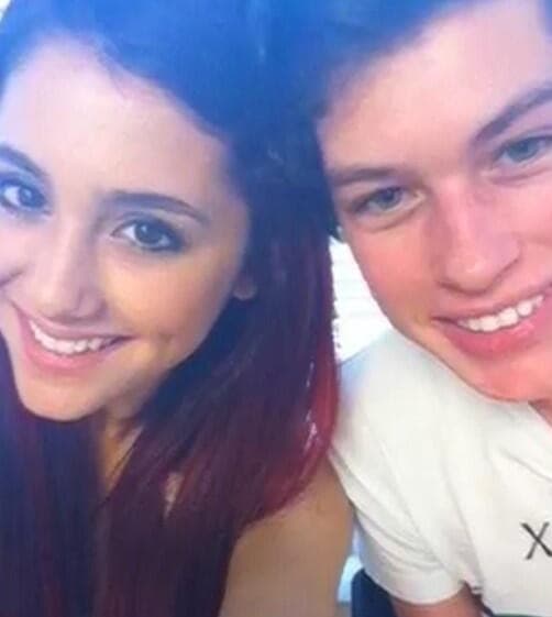 Su primer novio oficial fue Graham Phillips, un joven actor con quien estuvo saliendo casi dos años hasta terminar su relación en el 2010.