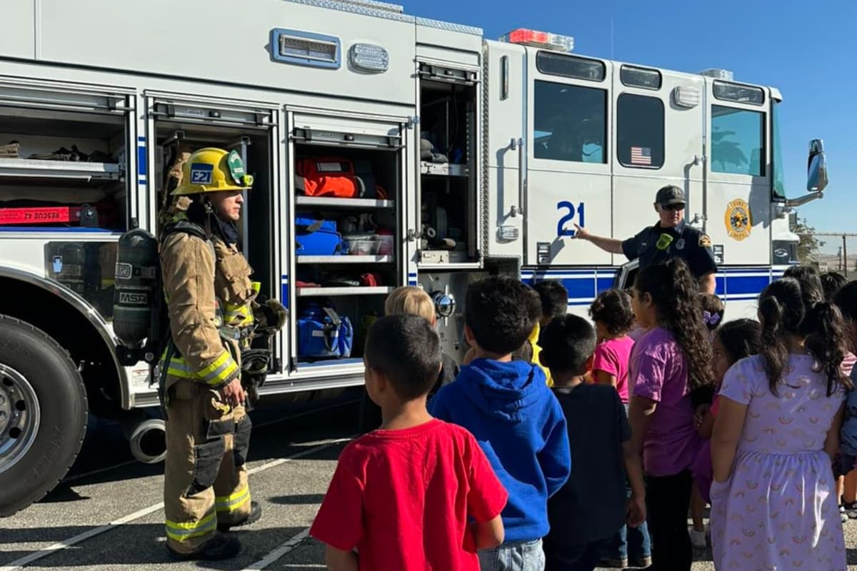 Los encargados de dar la clase de seguridad, también les mostraron qué tienen los camiones con los que acuden a los incendios. Todos los niños estuvieron muy contentos con esta plática.