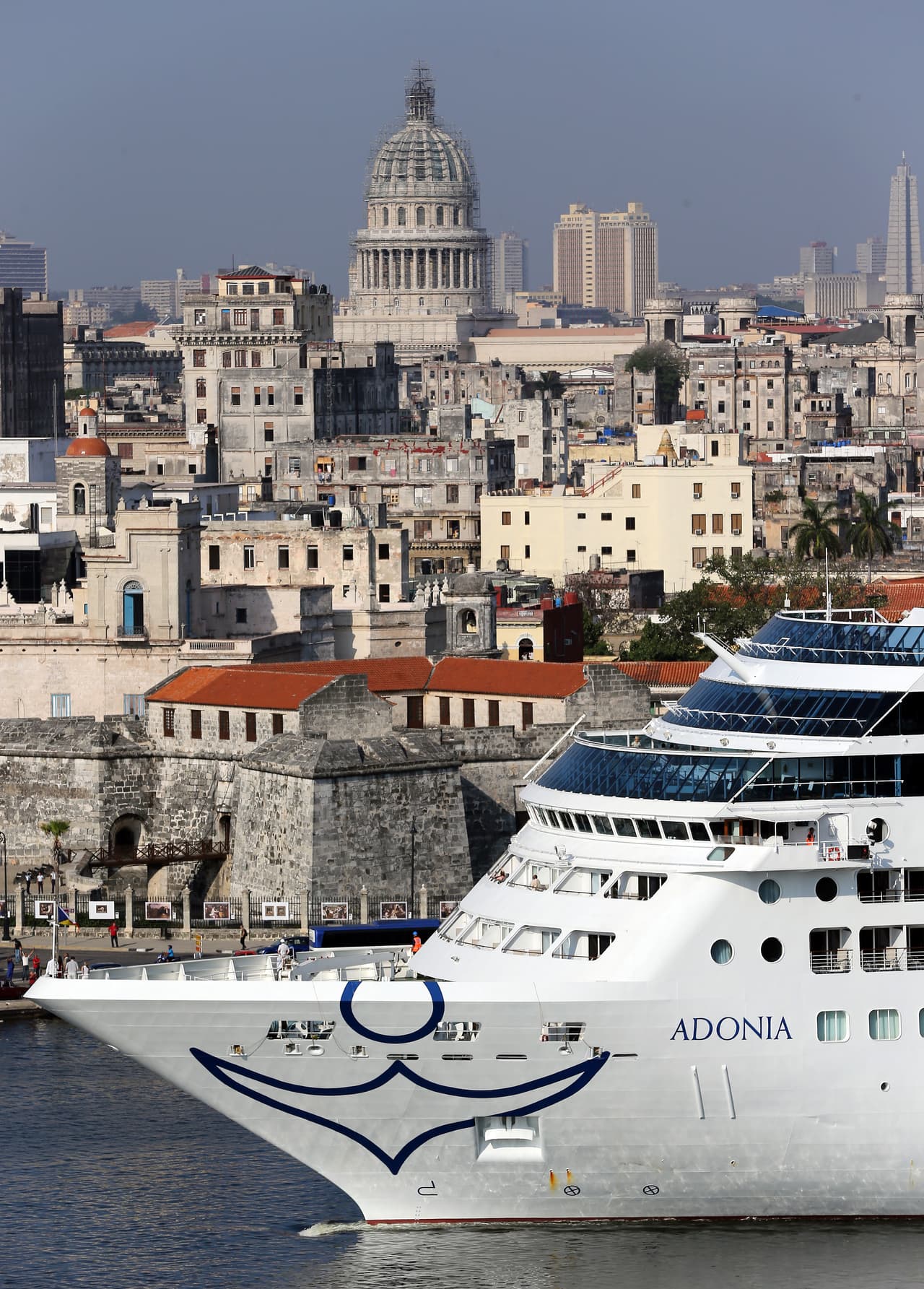 El buque "Adonia", de la compañía Fathom, filial de la empresa Carnival, arriba hoy, lunes 02 de mayo de 2016, a La Habana, abriendo la primera línea de viajes de cruceros entre Estados Unidos y Cuba en más de medio siglo.
