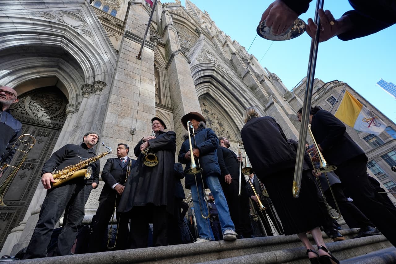 Durante la misa, realizada en español e inglés, Diego Colón ofreció el primer panegírico y recordó el impacto de su padre en la música y en la vida de quienes lo conocieron. 
<b>“Su música cambió el mundo entero”,</b> expresó ante los asistentes.