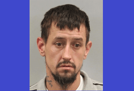 Buscan a hombre que presuntamente robó el auto de una mujer haciéndose pasar por amigo de su novio