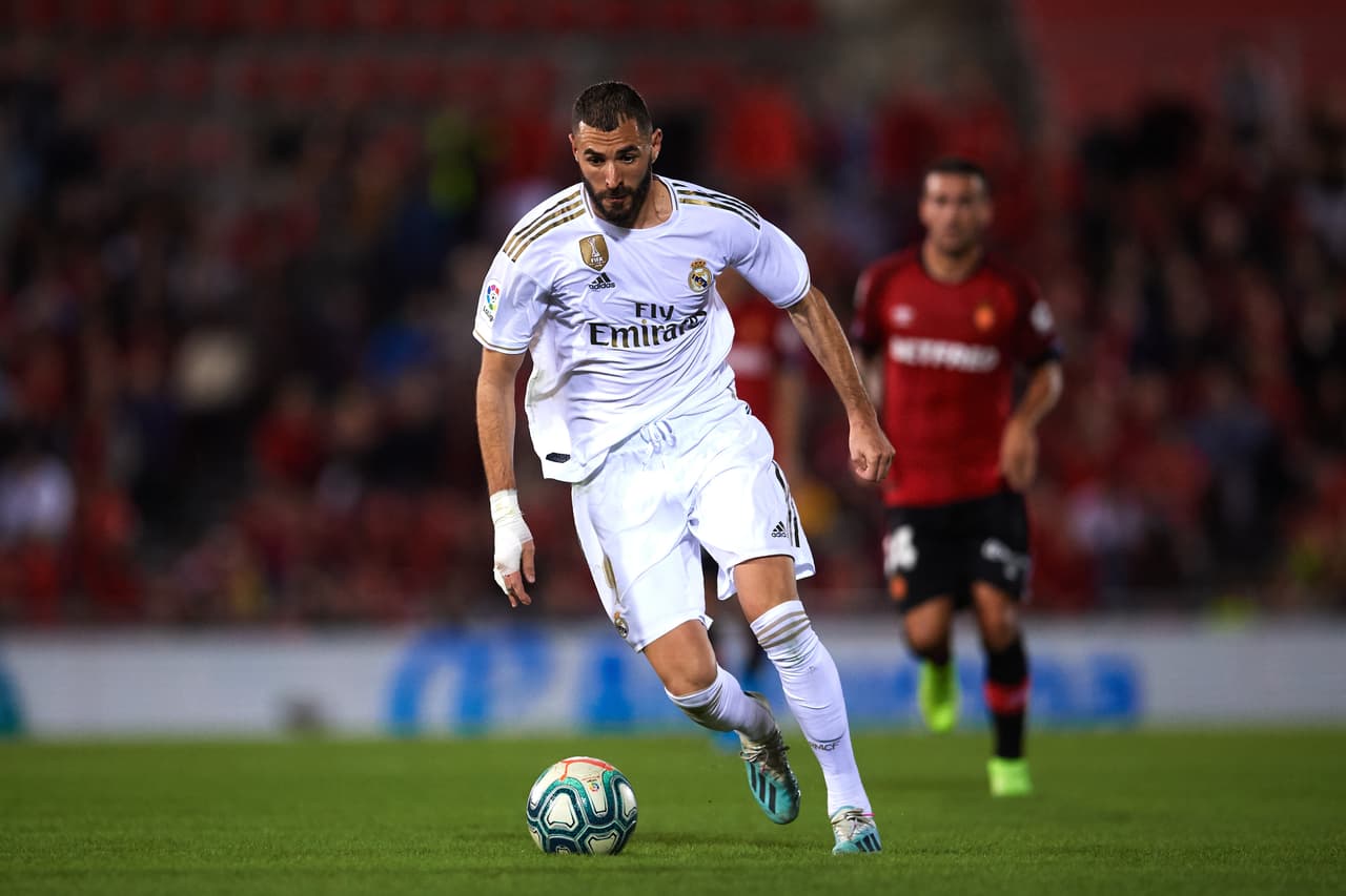 Karim Benzema, con sus 60 goles anotados en 115 partidos, puede considerarse dentro de esta lista. Logró estos números jugando para el Lyon y para el Real Madrid.