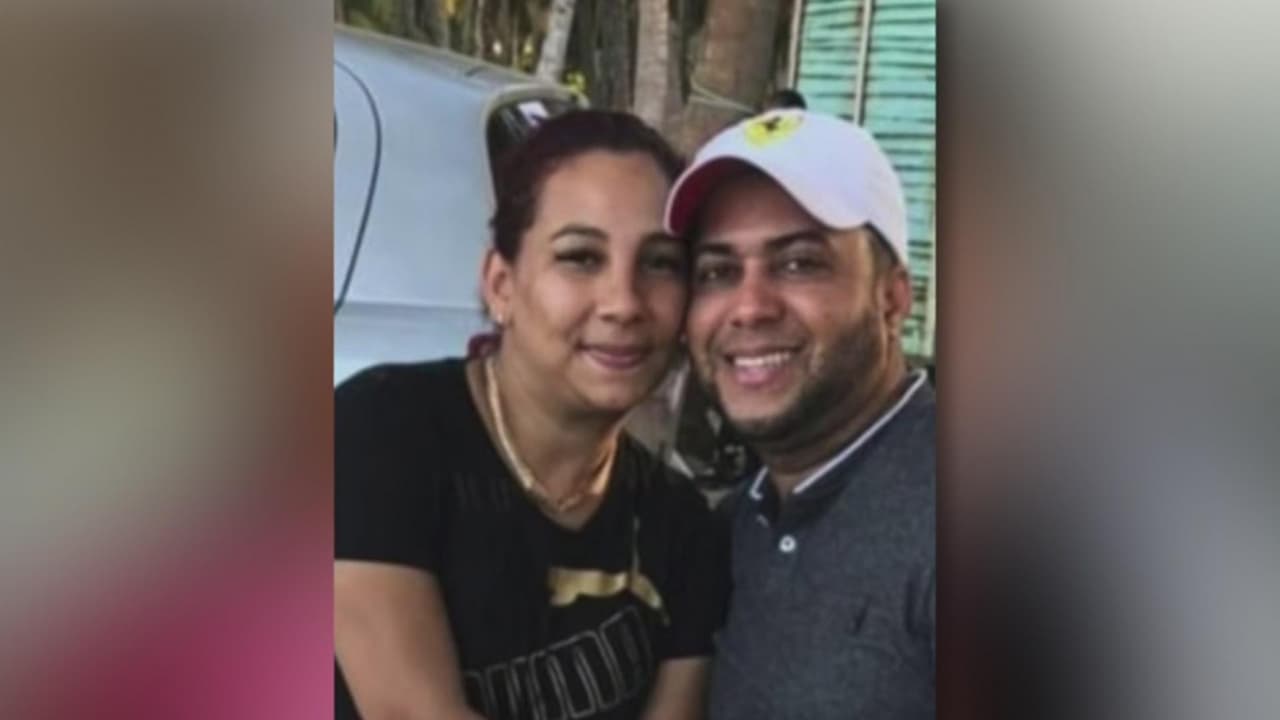 Carolina de los Santos, de 35 años, fue salvajemente apuñalada por su exnovio cuando conversaban dentro de un auto en República Dominicana. El hombre después se dio a la fuga dándola por muerta. Sin embargo, un buen samaritano la encontró desangrándose y logró avisar a las autoridades. La policía abrió una investigación para detener al agresor, al tiempo que la mujer permanece hospitalizada recuperándose de las heridas.