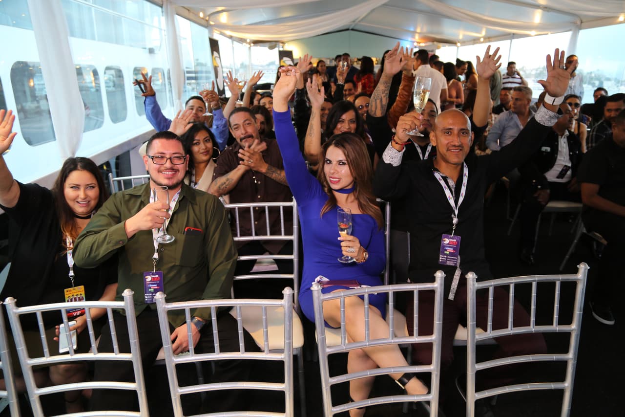 Raúl 'El Pelón', Carla Medrano y El Feo premiaron a sus oyentes con una noche inolvidable al lado de Calibre 50 en un bote privado.