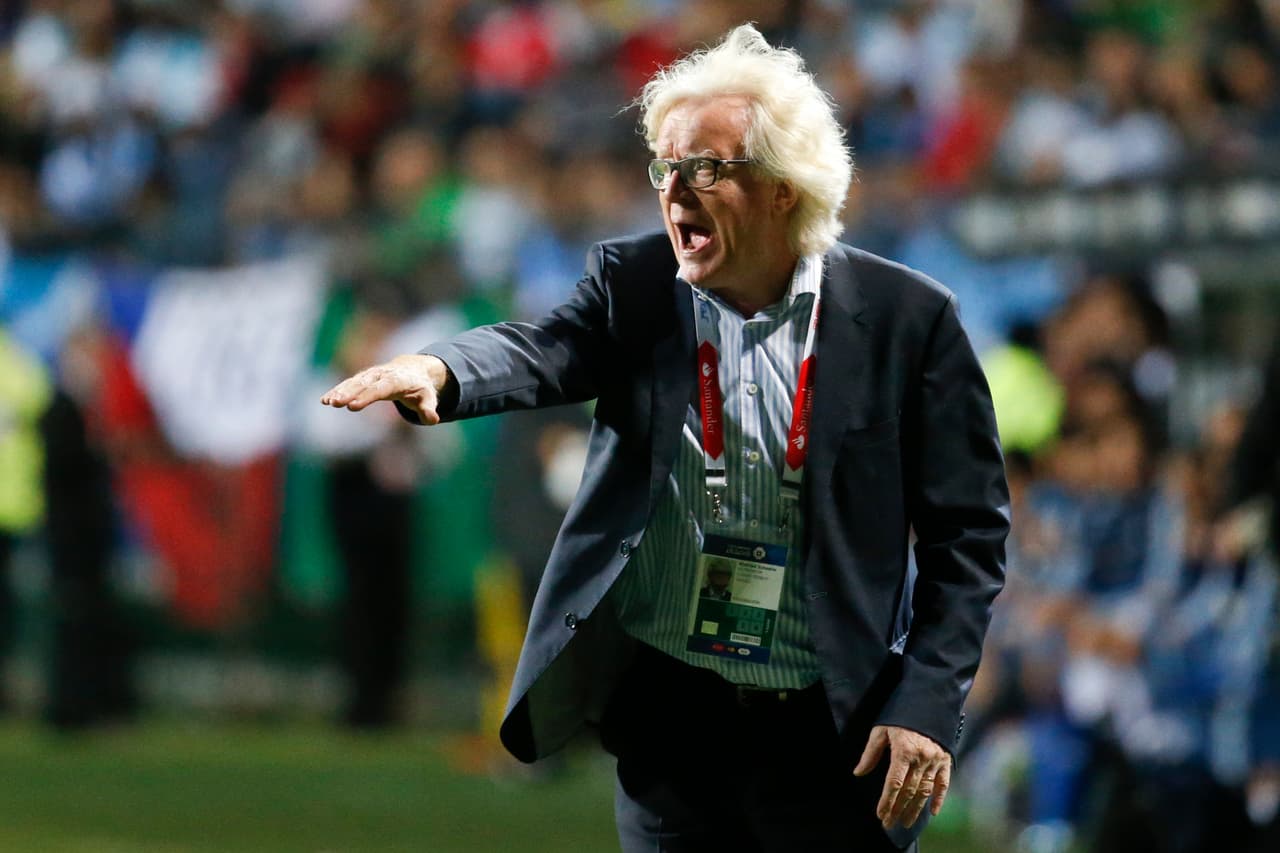 Su entrenador es Winfried Schäfer, que además ha dirigido a clubes como Borussia Mönchengladbach y Stuttgart en la Bundesliga y selecciones como Camerún y Tailandia.