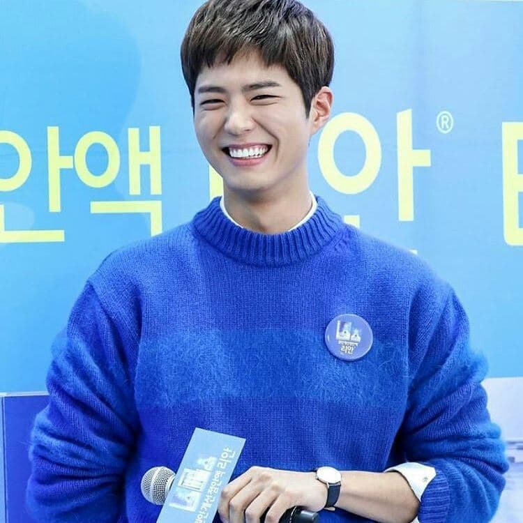 Park Bo-Gum es un actor, modelo y presentador surcoreano que utiliza un corte Dandy Cut.Este es un estilo que luce moderno y limpio que en Corea del Sur lo tachan de ser un corte carismático. Es parecido al popularmente llamado de "tazón", pero las orejas deben estar descubiertas.