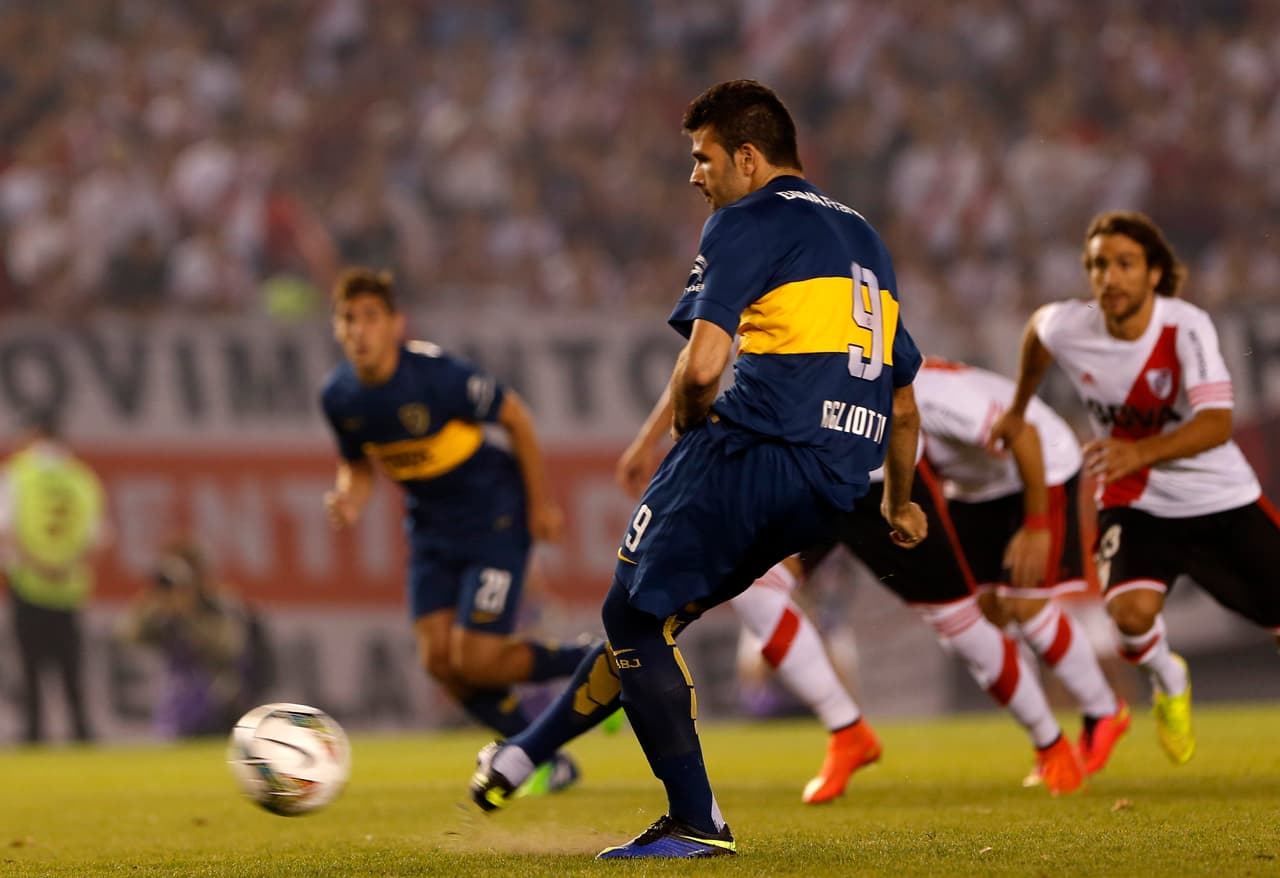 A Pumas ya le pasó lo mismo en el 2014: tenía arreglado al nueve argentino Emmanuel Gigliotti, quien rompió el contrato y se enroló en Boca Juniors (jugaba para Colón de Santa Fe).